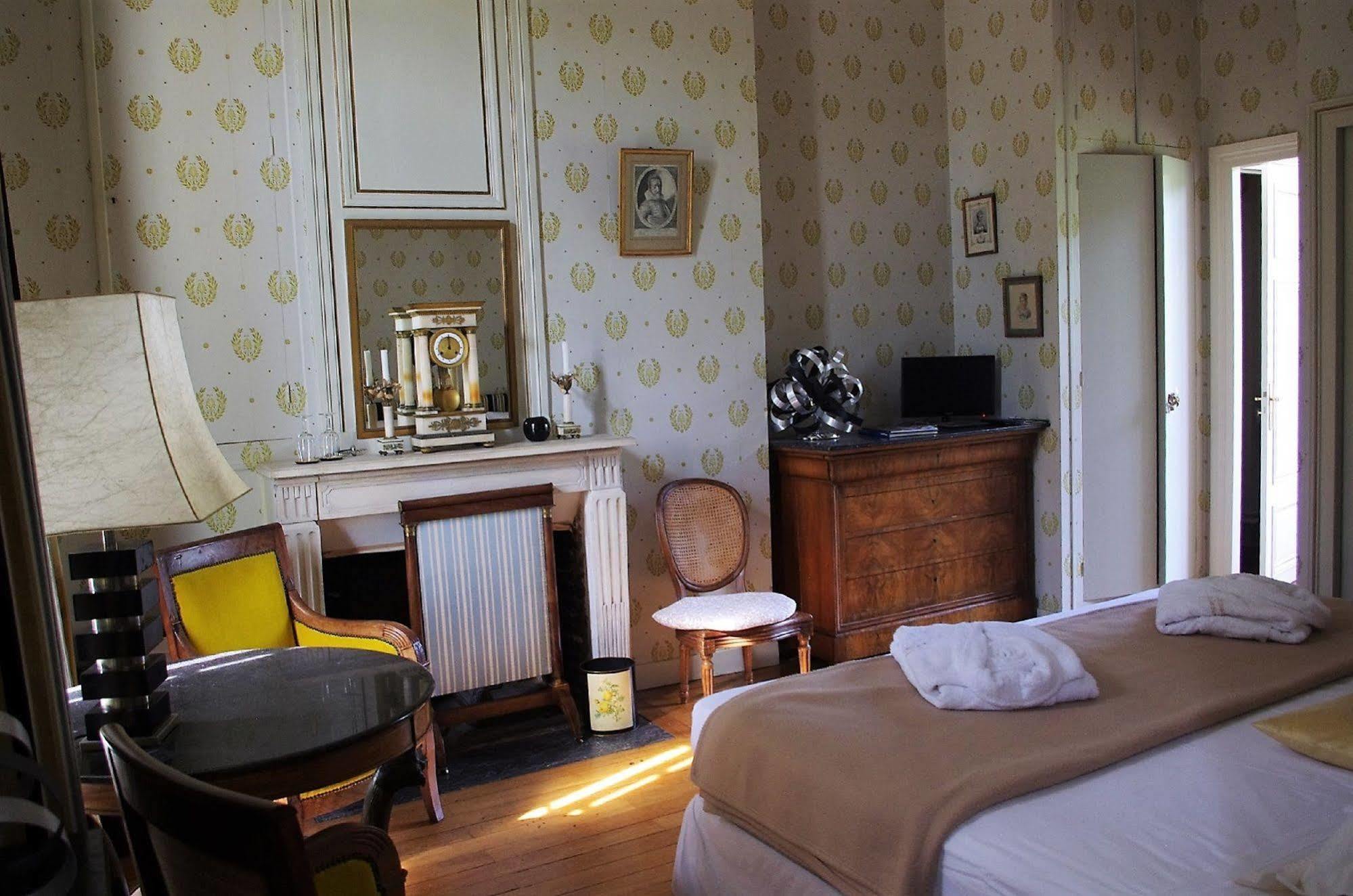 Château de la Giraudière Villeny Esterno foto